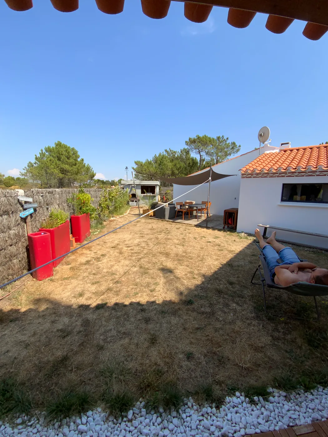 Comparaison avant et après : jardin sans piscine puis rendu PiscineIA, secteur Nantes — avant